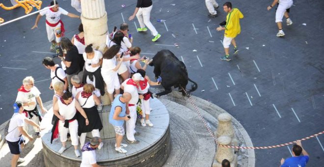 Toros ensogados corren por la plaza del Torico / EUROPA PRESS