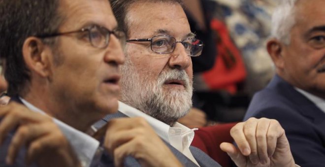 El presidente del Gobierno , Mariano Rajoy,c, acompañado por el presidente de la Xunta de Galicia, Alberto Núñez Feijóo, durante el acto conmemorativo del 40 aniversario del grupo hotelero Hotusa, celebrado hoy en Chantada. EFE/Eliseo Trigo