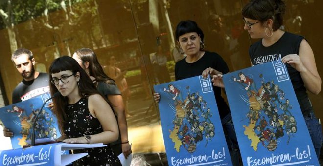 La portavoz de Arran, Mar Ampurdanès, y las diputadas de la CUP, Anna Gabriel, y Mireia Vehí, durante la presentación de su campaña conjunta para el referéndum del 1 de octubre.- EFE/Toni Albir