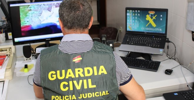 Un agente de la Guardia Civil inspecciona archivos en un ordenador EUROPA PRESS/GUARDIA CIVIL