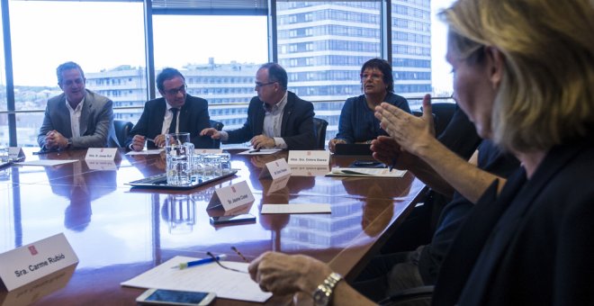 Reunión del comité de crisis de la Generalitat por el conflicto de El Prat, con el conseller de Interior, Joaquim Forn; el de Territorio, Josep Rull; el de Presidencia, Jordi Turull, y la de Trabajo, Dolors Bassa. EFE/Quique García