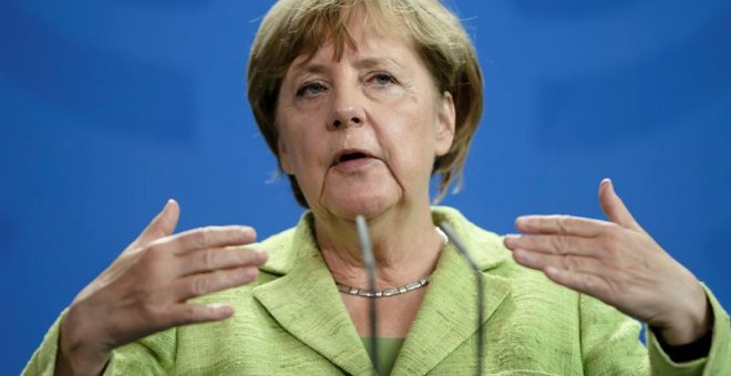La canciller alemana, Angela Merkel, ofrece una rueda de prensa junto al comisionado de la ONU para los refugiados, Filippo Grandi, en la Cancillería alemana en Berlín (Alemania) hoy, 11 de agosto del 2017. Grandi propuso hoy a la UE doblar el contingente