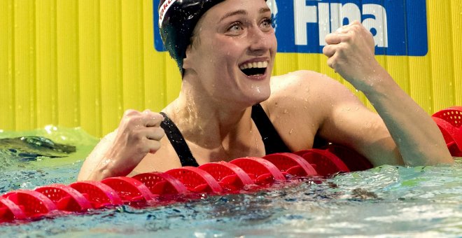 Mireia Belmonte tras su vitoria y su récord mundial de 400 metros estilos. EFE/EPA/Sander Koning