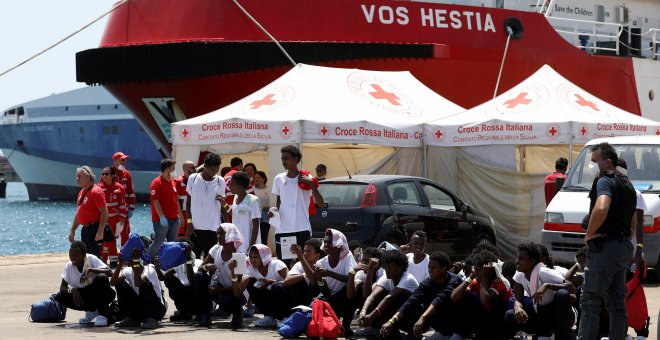 Migrantes rescatados por el barco 'Vos Hestia' de la ONG Save  the Children, en el puerto siciliano de Augusta. REUTERS/Antonio Parrinello