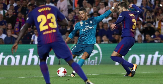 El portugués del Real Madrid, en el momento de disparar a portería para marcar el segundo gol del equipo blanco en el Nou Camp en el partido de ida de la Supercoppa de España. REUTERS/Juan Medina