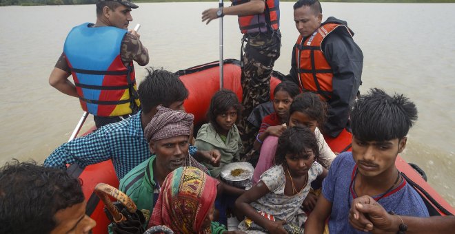 Un grupo de personas afectadas por las inundaciones en Nepal, es rescatados en botes neumáticos del Ejército. EFE/EPA/NARENDRA SHRESTHA
