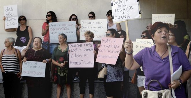 Medio centenar de personas se han concentrado ante las puertas de la Ciudad de la Justicia de València para mostrar su apoyo a Juana Rivas, la mujer de Maracena (Granada) que lleva ilocalizable desde que hace mas de dos semanas incumpliera la orden de ent