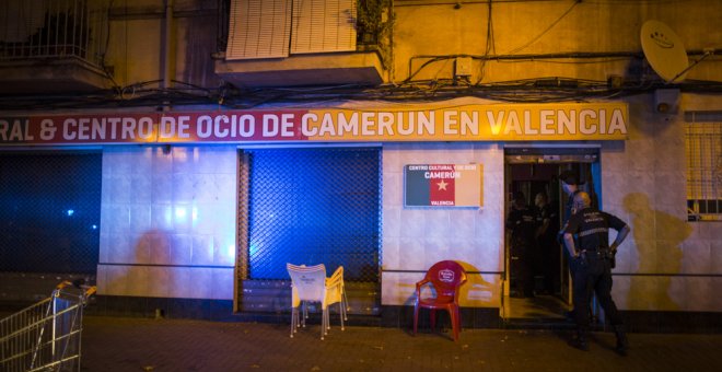 Agentes de la Policía Local de Valencia, en el local del centro cultural camerunés. EVA MÁÑEZ