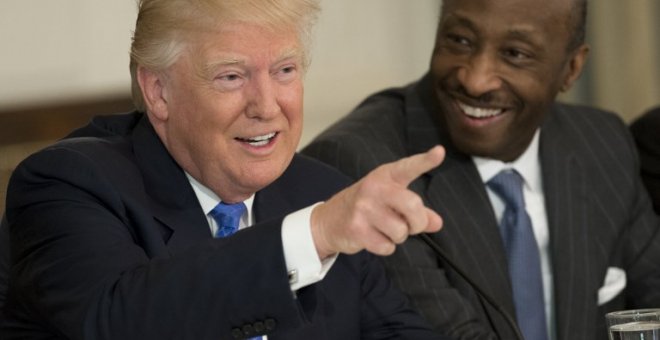 Foto del pasado febrero del consejero delegado de la farmacéutica Merck, Kenneth Frazier, con el presidente de EEUU, Donald Trump, en una reunión en la Casa Blanca. AFP/Saul Loeb