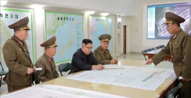 El líder de Corea del Norte, Kim Jong-un, examina los planes militares para un eventual ataque a la isla de Guan, territorio estadounidense. REUTERS
