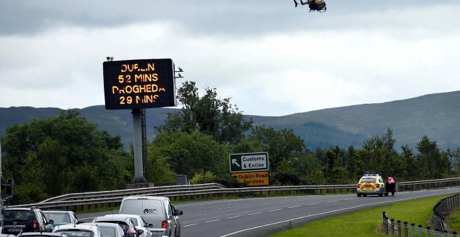 Una señal de aduana e impuestos especiales en una autopista cerca a la frontera entre Irlanda del Norte e Irlanda. REUTERS/ Clodagh Kilcoyne