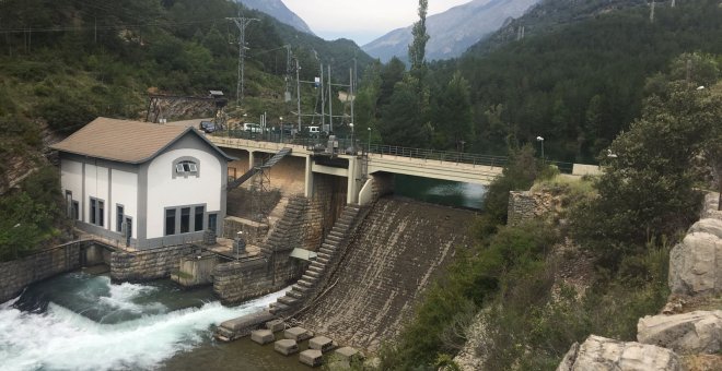 La central de Campo tiene capacidad para turbinar hasta 20.000 litros de agua por segundo en un pequeño embalse junto al río Ésera.