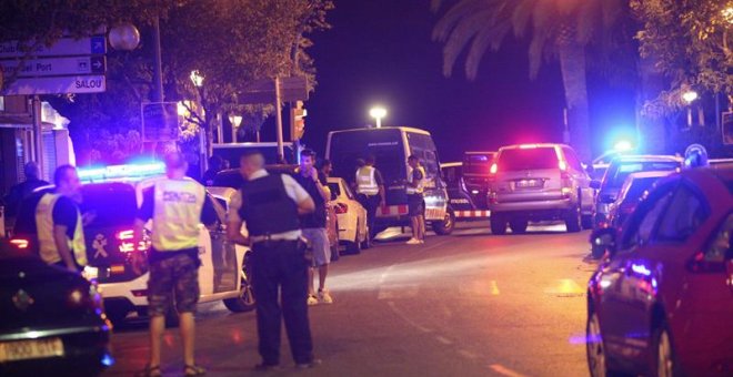 Miembros de las fuerzas seguridad, esta madrugada en la zona del atentado en Cambrils (Tarragona). EFE/Jaume Sellart.