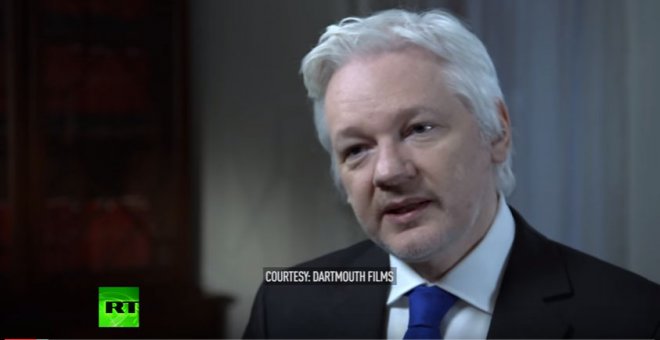 El fundador de WikiLeaks, Julian Assange, durante un momento de su entrevista con el periodista australianoa John Pilger.