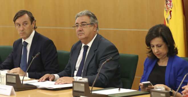 El ministro del Interior, Juan Ignacio Zoido (c), junto al portavoz del PP, Rafael Hernando (i), y la portavoz del PSOE, Margarita Robles (d), en la reunión del pacto antiyihadista. EFE/Chema Moya