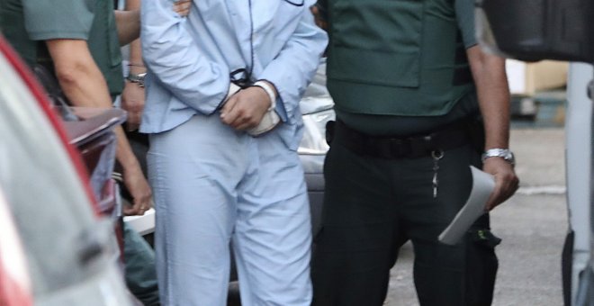 Mohamed Houli Chemlal, herido grave tras la explosión en la vivienda de Alcanar en Tarragona, detenido en relación con los atentados yihadistas cometidos el jueves pasado en Barcelona y Cambrils (Tarragona), es custodiado por agentes de la Guardia Civil a