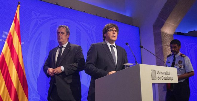 El president Puigdemont, junto al conseller de Interior, Joaquim Forn, y el mayor de los Mossos d'Esquadra, Josep Lluís Trapero, durante la rueda de prensa en la que ha anunciaron que los Mossos habían abatido a Younes Aboyaaqoub, autor del atropello masi