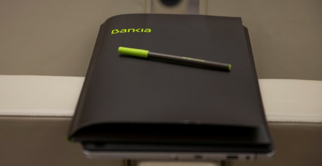 El logo de Bankia en una libreta en la presentación de resultados del banco nacionalizado. REUTERS/Sergio Perez