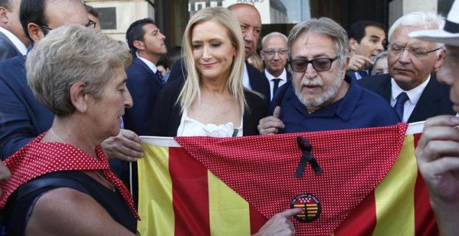 La presidenta de la Comunidad de Madrid, Cristina Cifuentes, durante el minuto de silencio el pasado viernes 18 de agosto. EFE/ Mariscal