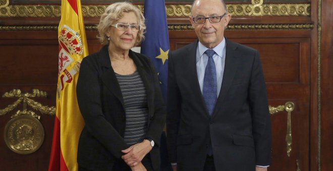 La alcaldesa de Madrid, Manuela Carmena, con el ministro de Hacienda, Cristóbal Montoro. EFE