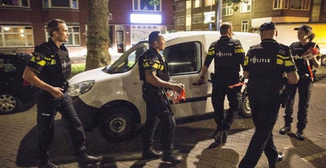Agentes de la policía holandesa inspeccionan una furgoneta con matrícula española en Rotterdam (Holanda) ayer, 23 de agosto de 2017. | EFE