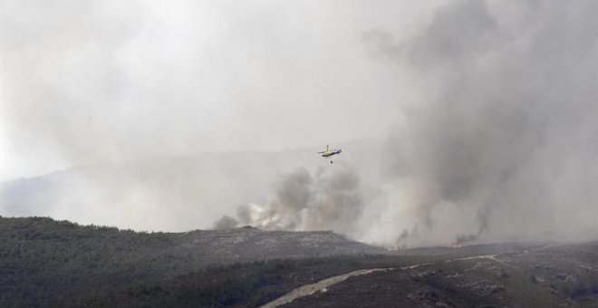 Un helicóptero durante las labores de extinción en Truchillas (León), una de las localidades de la comarca de La Cabrera (León) afectada por el incendio. | EFE