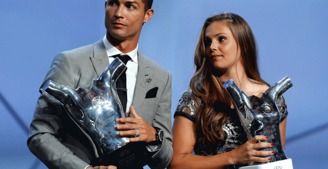 Cristiano Ronaldo, mejor jugador del año para la UEFA y Lieke Martens, mejor jugadora. / REUTERS
