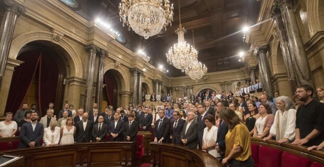 Minuto de silencio en el Parlament catalán.EFE/Marta Pérez