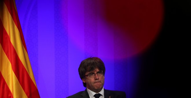 El presidente de la Generalitat de Catalunya, Carles Puigndemont, durante una rueda de prensa. / REUTERS