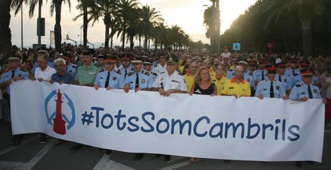 Les forces de seguretat van encapçalar la manifestació de Cambrils. EFE/Jaume Sellart