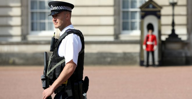 Un policía hace guardia en las afueras del Palacio de Buckingham.REUTERS/Paul Hackett