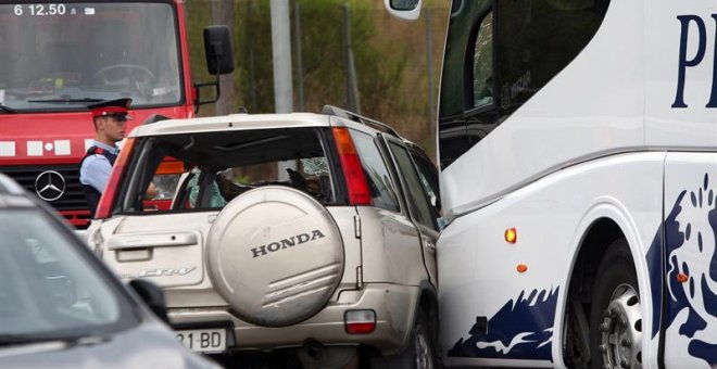 El todoterreno tras haber chocado con el autocar. EFE/Jaume Sellart