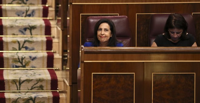 La portavoz parlamentaria socialista, Margarita Robles (i), junto a la diputada y vicesecretaria general del PSOE, Adriana Lastra (d), durante el pleno extraordinario del Congreso en el que ha comparecido el presidente del Gobierno, Mariano Rajoy, para da