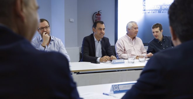 El coordinador general del Partido Popular, Fernando Martínez-Maillo (2i), junto a los vicesecretarios, Javier Maroto (i), Javier Arenas (2d) y Pablo Casado (d), enn la reunión de coordinación con vicesecretarios, y secretarios ejecutivos y de área, en la