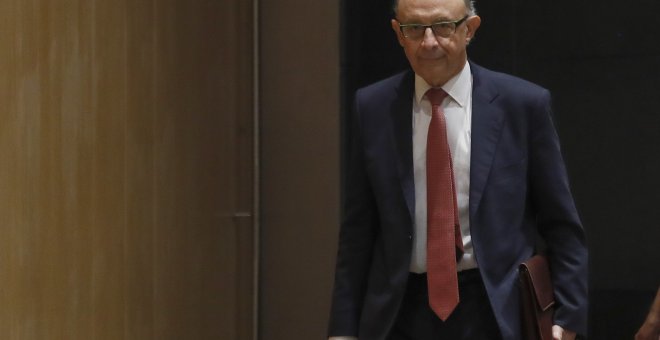 El ministro de Hacienda, Cristóbal Montoro, a su llegada a la comisión en el Congreso para informar sobre la eventual suspensión del pago del FLA a Catalunya si la Generalitat destina fondos al referéndum secesionista. EFE/Juanjo Martín