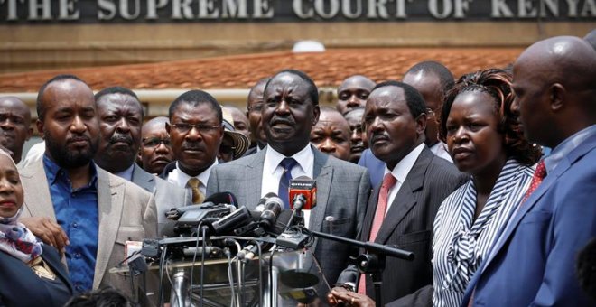El líder de la principal coalición opositora, la Súper Alianza Nacional (NASA), y candidato presidencial, Raila Odinga (c), junto con sus compañeros, Musalia Mudavadi (2-i), Moses Wetangula (3-i), y Kalonzo Musyoka (3-d), ofrece una rueda de prensa frent