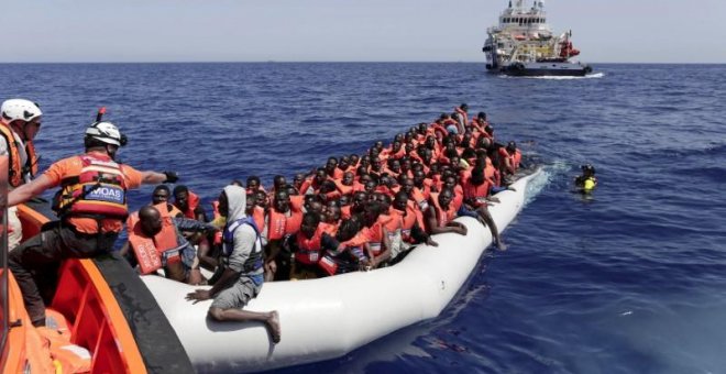 Miembros de la ONG maltesa MOAS rescatan una embarcación llena de personas migrantes en el Mediterráneo Central.-REUTERS