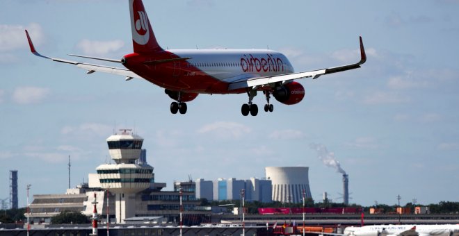 Un avión de Air Berlin en la maniobra de aterrizaje en el aeropuerto de Berlin-Tegel. REUTERS/Fabrizio Bensch