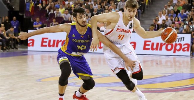 El jugador de la selección española de Baloncesto Juancho Hernangómez pelea el control del balón ante la oposición del jugador de la selección de Rumanía Bogdan Nicolescu. - EFE