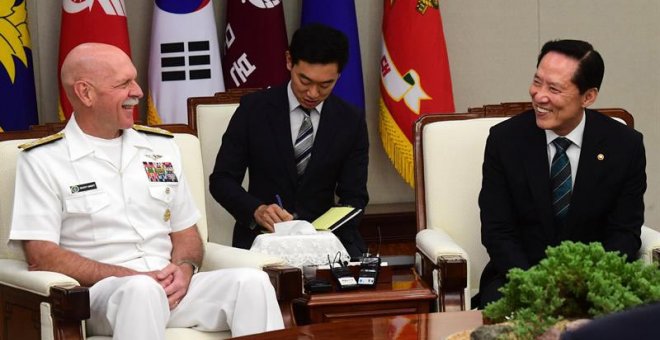 El ministro de Defensa de Corea del Sur, Song Young-moo (derecha), se reúne con el almirante Scott Swift, comandante de la Flota estadounidense del Pacífico en Seúl. | EFE