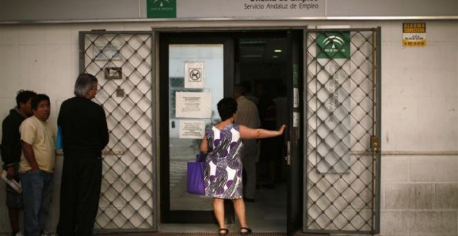 Una mujer hace cola para entrar en una oficina del Servicio Andaluz de Empleo, en Marbella. REUTERS/Jon Nazca