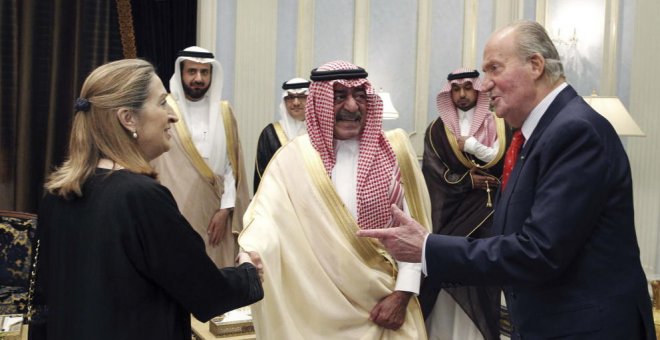 El príncipe Muqrin bin Abdulaziz Al Saud recibe al rey emérito Juan Carlos I y a la actual presidenta del Congreso, Ana Pastor, en mayo del 2014. EFE
