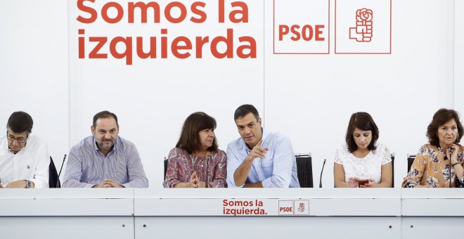 El secretario general del PSOE, Pedro Sánchez (3d), junto a la presidenta del partido, Cristina Narbona (3i); el secretario de Área de Política Federal, Patxi López (i); el secretario de Organización, José Luis Ábalos (2i); la vicesecretaria, Adriana Last