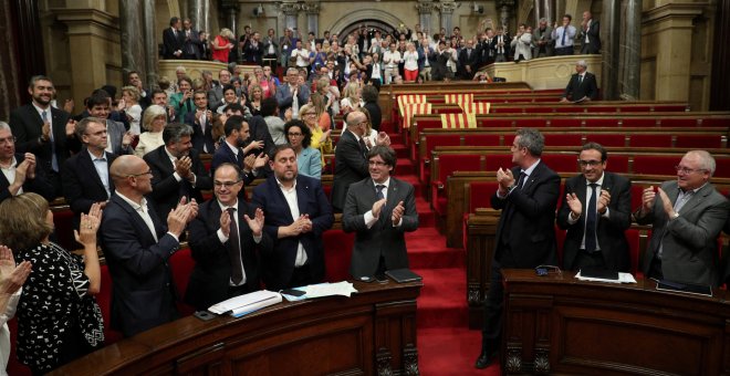El Parlament aprueba la ley de referéndum tras abandonar el pleno la oposición. REUTERS/Albert Gea
