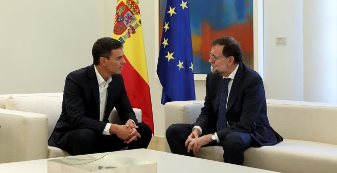 El presidente del Gobierno, Mariano Rajoy, y el secretario general del PSOE, Pedro Sánchez, en su reunión en el Palacio de la Moncloa, tras la aprobación en el Parlament catalán de la ley de referéndum de independencia. REUTERS/Susana Vera