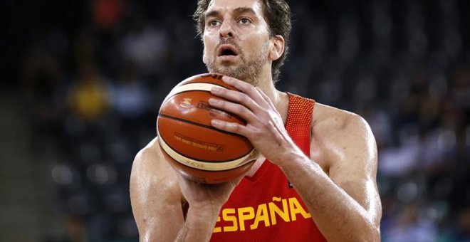 El ala-pívot español Pau Gasol realiza un lanzamiento ante Hungría durante un encuentro correspondiente al grupo C del Eurobasket 2017 en Cluj Napoca, Rumanía, hoy, 7 de septiembre de 2017. EFE/Robert Ghement