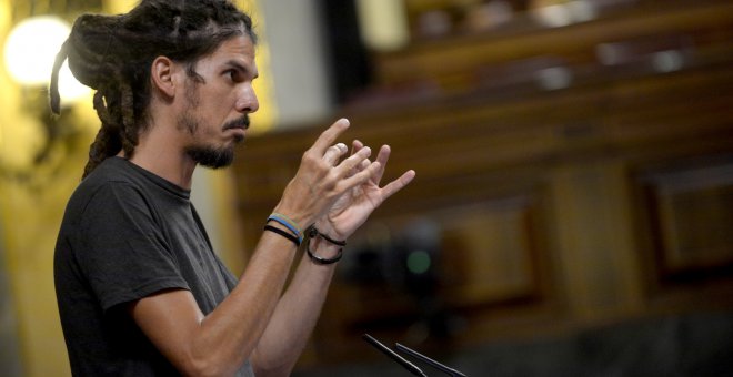 El diputado canario de Podemos Alberto Rodríguez, en la tribuna del Congreso de los Diputados.