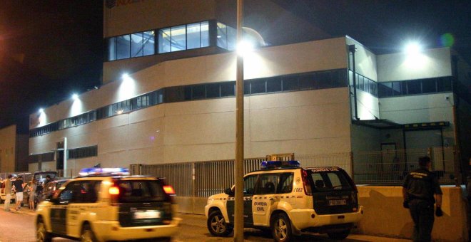 Agentes de la Guardia Civil vigilan la sede de una imprenta ubicada en un polígono industrial de Constantí (Tarragona), que podría imprimir material para  el referéndum soberanista del 1 de octubre. EFE/Jaume Sellart.