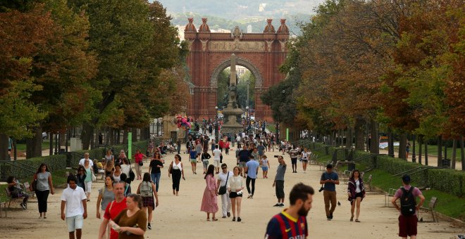 Varias personas caminan opr el paseo que lleva al Arco del Triunfo en Barcelona. REUTERS / Albert Gea