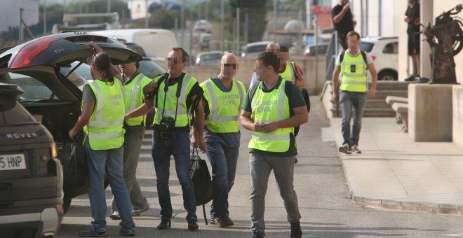 Agentes de la Guardia Civil salen tras el registro de las instalaciones de la imprenta de Constantí (Tarragona) después de dos días vigilando esta empresa por si se localizase documentación relacionada con el referéndum del 1 de octubre. EFE/Jaume Sellart